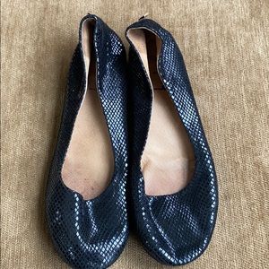Fs/ny black shiny patterned flats